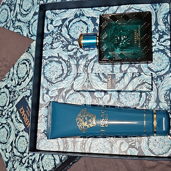 Versace Mens Parfum Gift Set. NIB - Picture 7 of 11